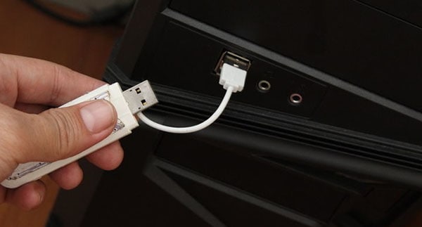 plug thumb drive to computer