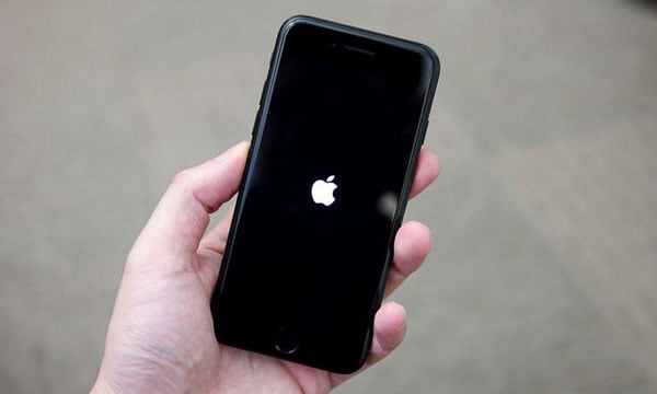 why iphone flashing apple logo